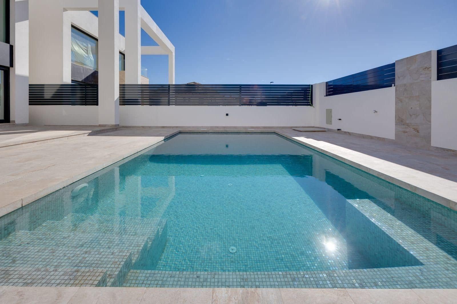 4 slaapkamer Villa te koop in Torrevieja met zwembad garage - € 750.000 (Ref: 10005109)