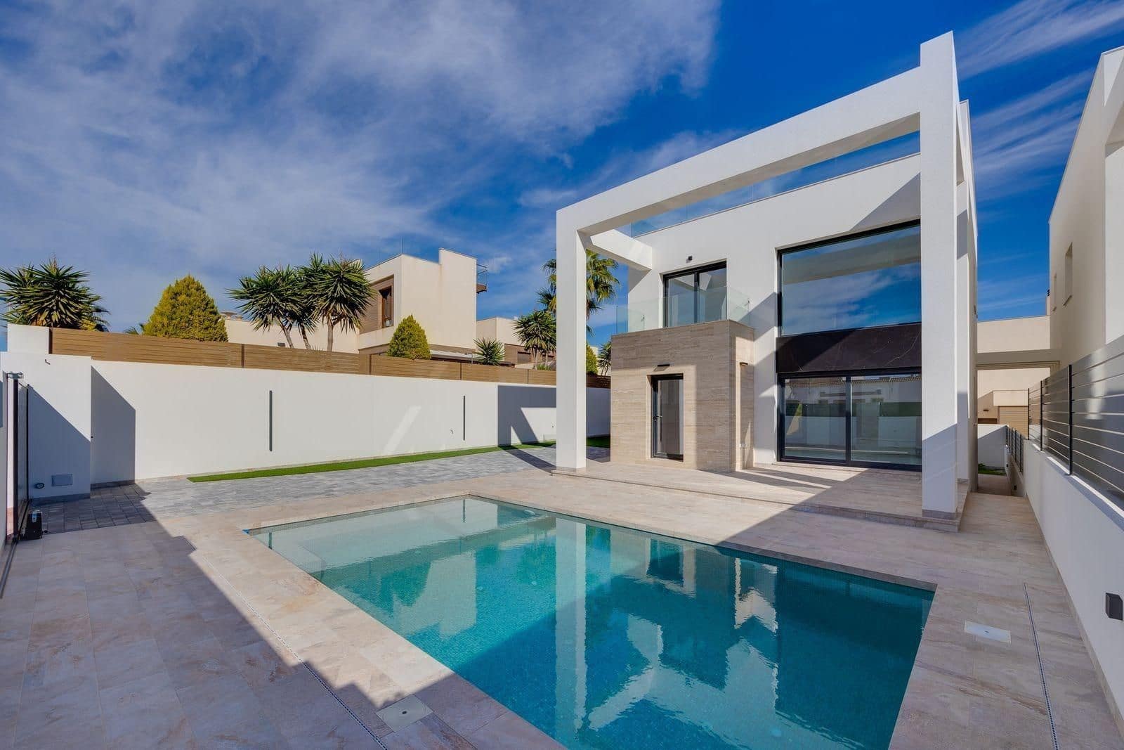 4 slaapkamer Villa te koop in Torrevieja met zwembad garage - € 750.000 (Ref: 10005109)