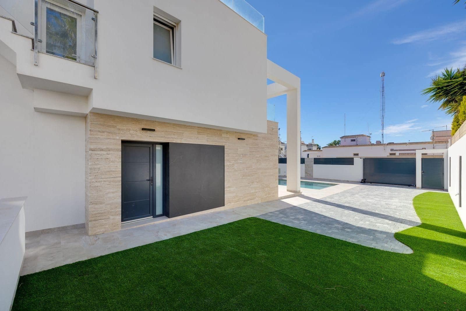 4 slaapkamer Villa te koop in Torrevieja met zwembad garage - € 750.000 (Ref: 10005109)