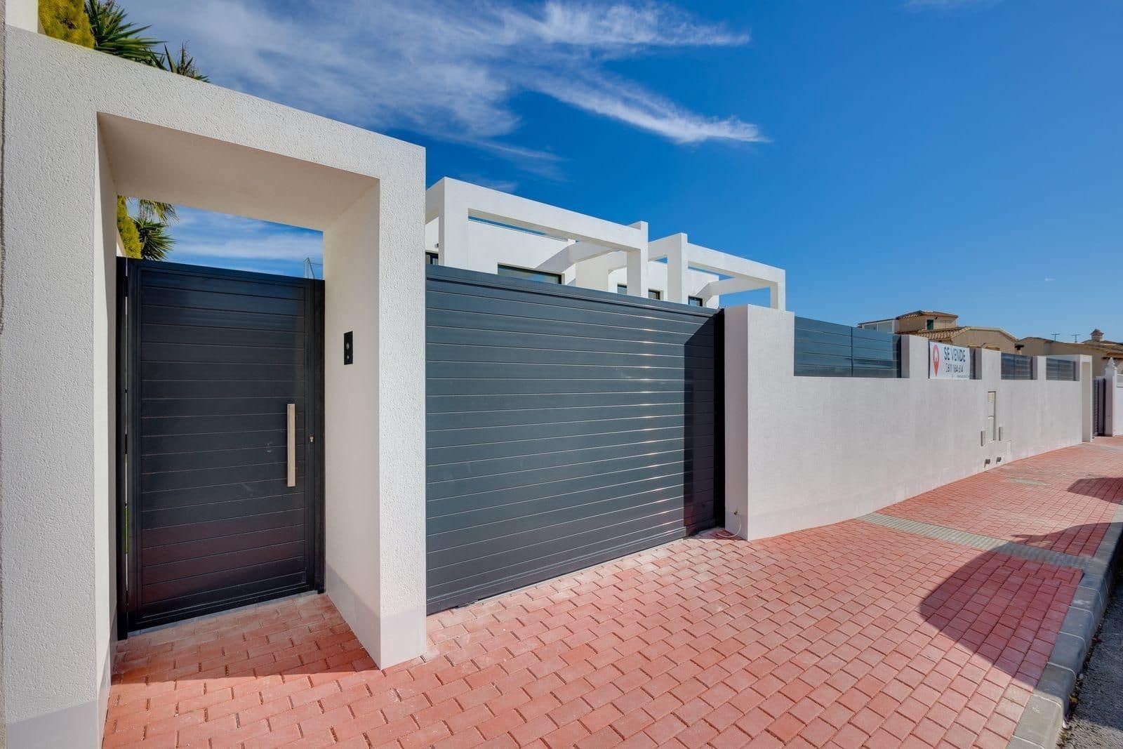 4 slaapkamer Villa te koop in Torrevieja met zwembad garage - € 750.000 (Ref: 10005109)