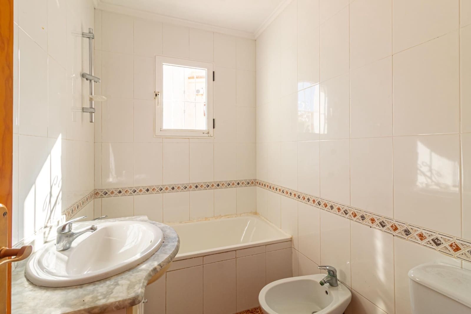 3 slaapkamer Halfvrijstaande villa te koop in La Florida met zwembad garage - € 179.000 (Ref: 10006205)