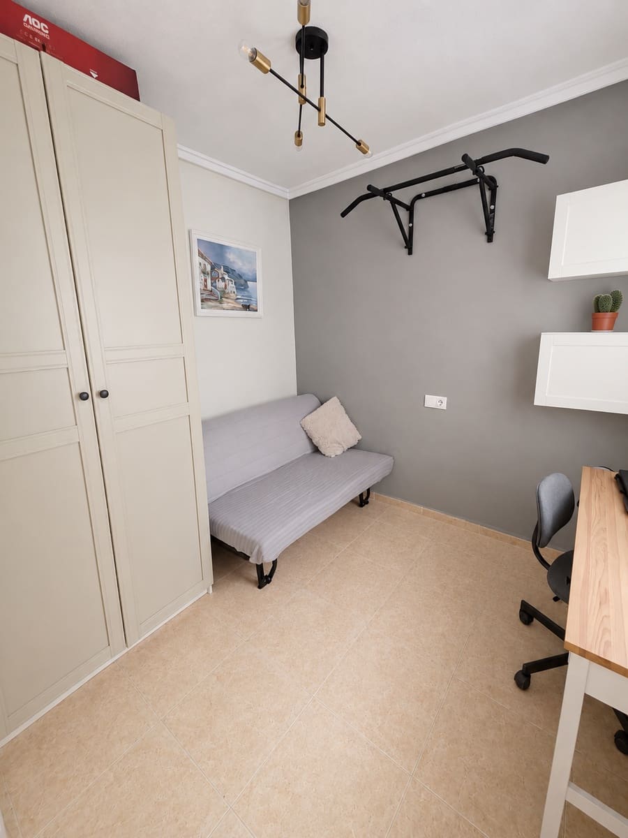 2 bedroom Apartment for sale in Torrevieja with pool - € 125,000 (Ref: 10018221)