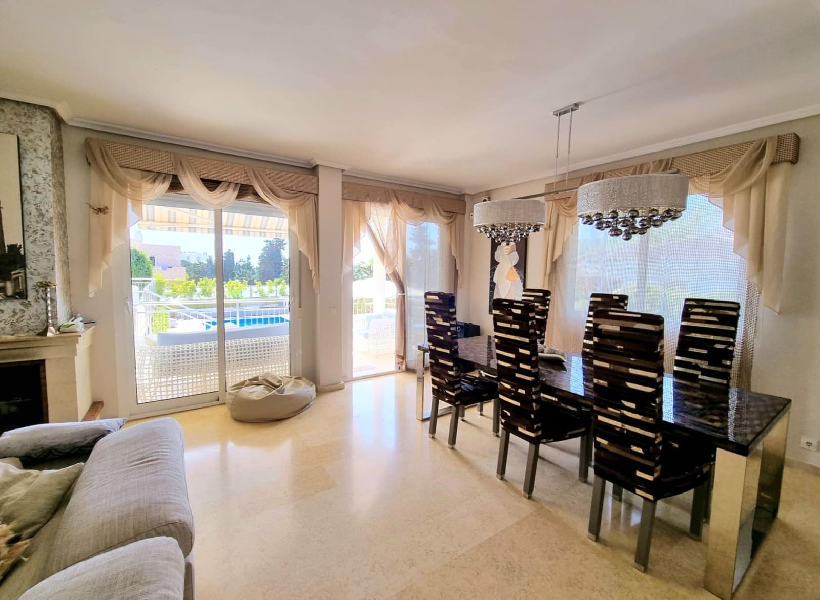 5 slaapkamer Villa te koop in Torrevieja met zwembad garage - € 1.170.000 (Ref: 10023565)