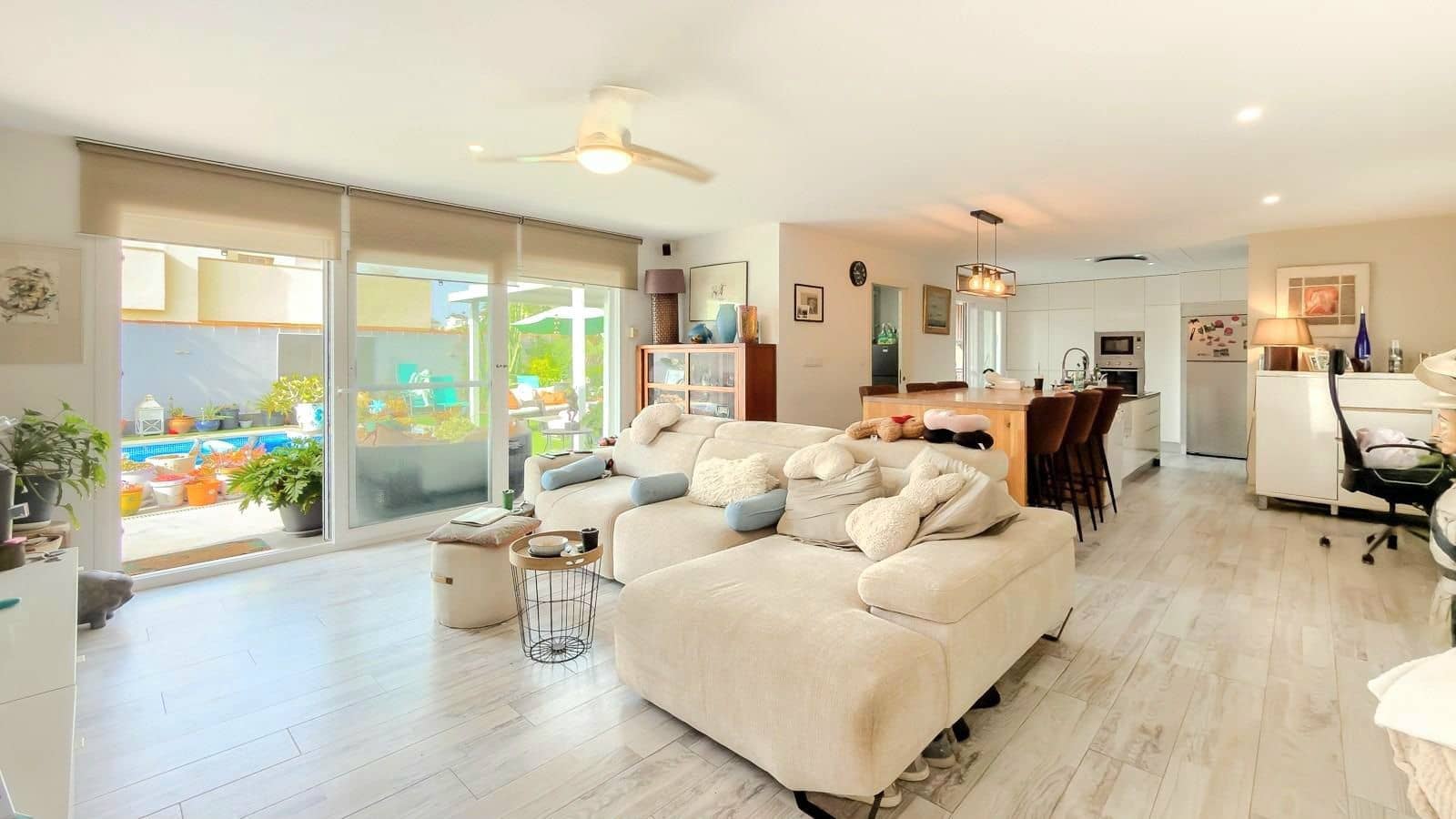 2 bedroom Villa for sale in Torrevieja with pool garage - € 465,000 (Ref: 10025095)