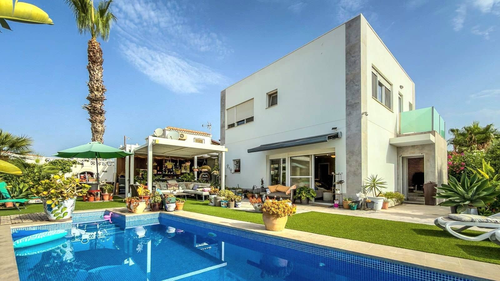 2 bedroom Villa for sale in Torrevieja with pool garage - € 465,000 (Ref: 10025095)