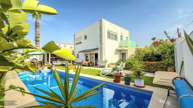 2 bedroom Villa for sale in El Chaparral - La Siesta - La Torreta, Torrevieja with pool garage - € 465,000 (Ref: 10025095)