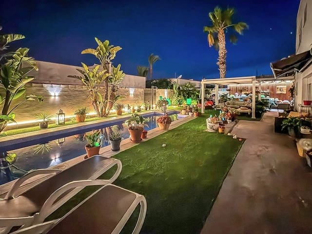 2 bedroom Villa for sale in El Chaparral - La Siesta - La Torreta, Torrevieja with pool garage - € 465,000 (Ref: 10025095)
