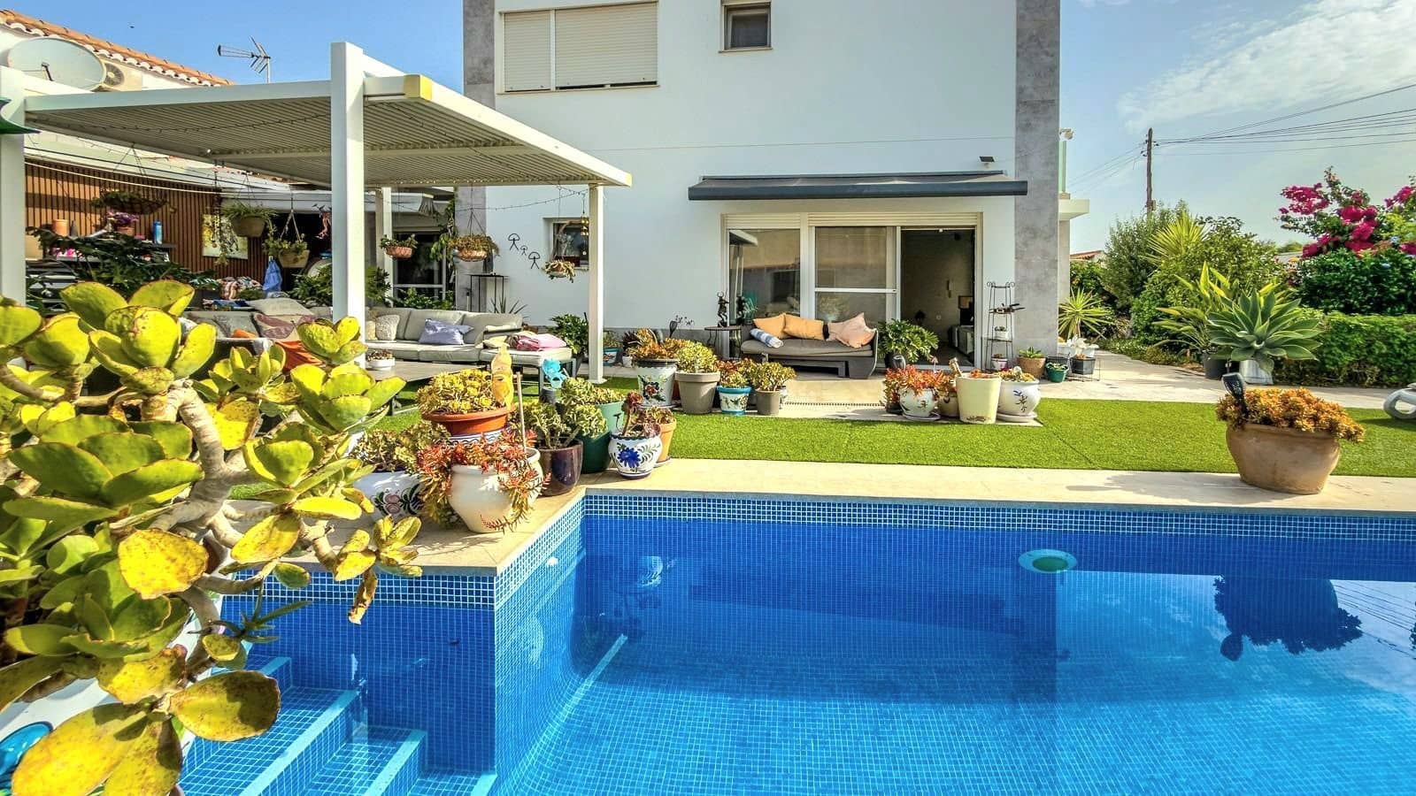 2 bedroom Villa for sale in Torrevieja with pool garage - € 465,000 (Ref: 10025095)