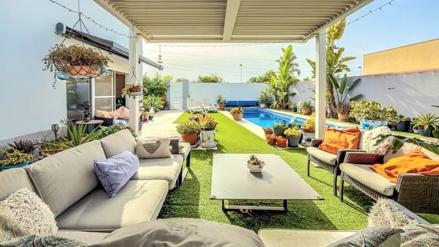 2 bedroom Villa for sale in El Chaparral - La Siesta - La Torreta, Torrevieja with pool garage - € 465,000 (Ref: 10025095)