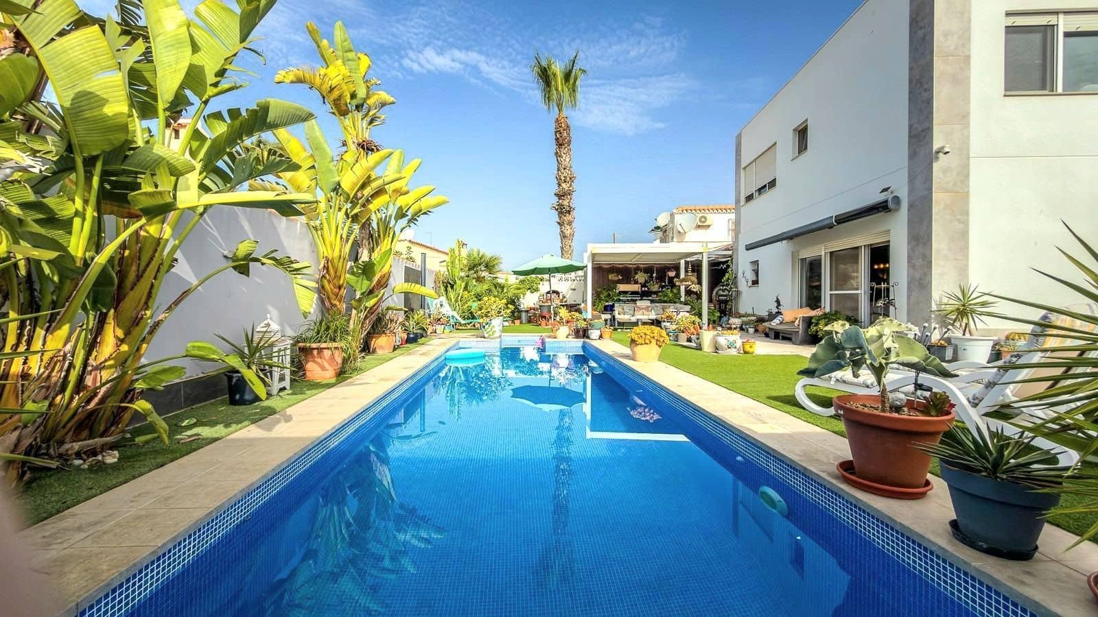 2 bedroom Villa for sale in Torrevieja with pool garage - € 465,000 (Ref: 10025095)