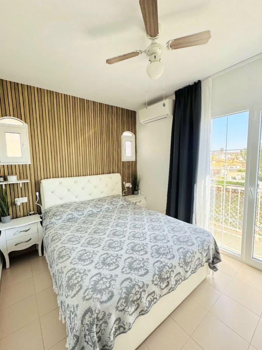 4 soveværelse Semi-Rækkehus til salg i Orihuela Costa med swimmingpool garage - € 219.000 (Ref: 10026766)