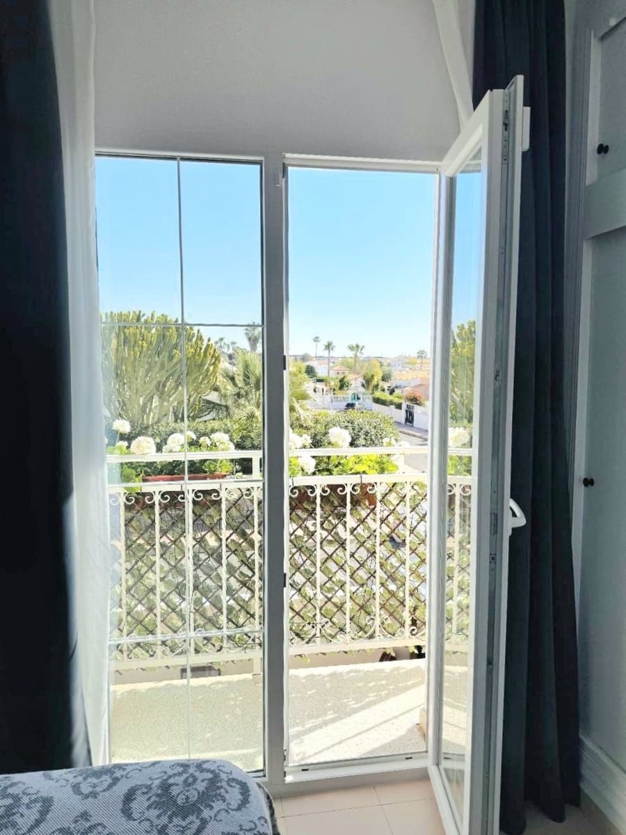 4 soveværelse Semi-Rækkehus til salg i Orihuela Costa med swimmingpool garage - € 219.000 (Ref: 10026766)