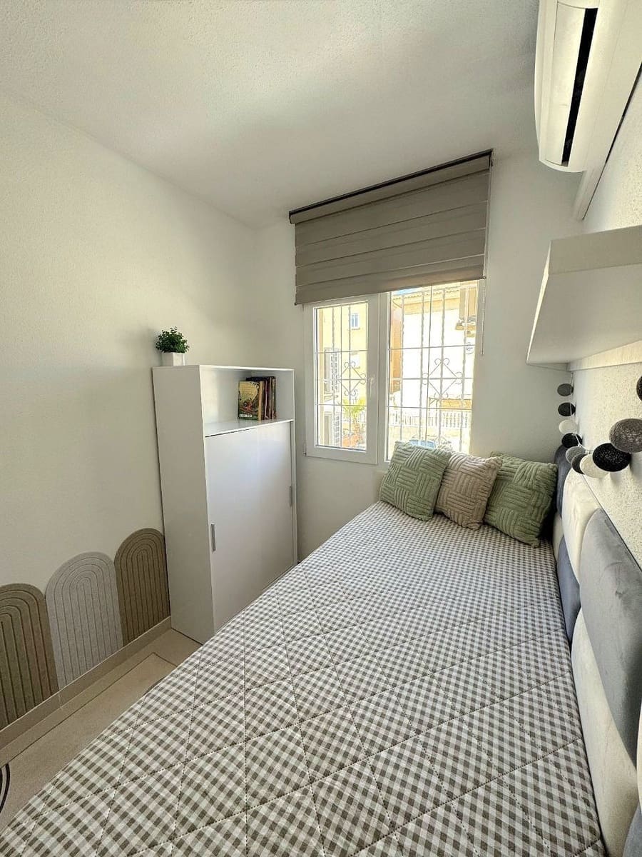 4 soveværelse Semi-Rækkehus til salg i Orihuela Costa med swimmingpool garage - € 219.000 (Ref: 10026766)