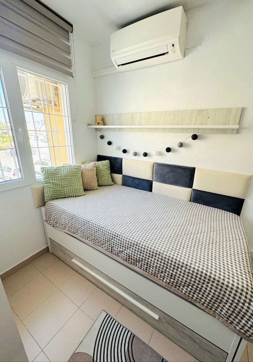 4 soveværelse Semi-Rækkehus til salg i Orihuela Costa med swimmingpool garage - € 219.000 (Ref: 10026766)