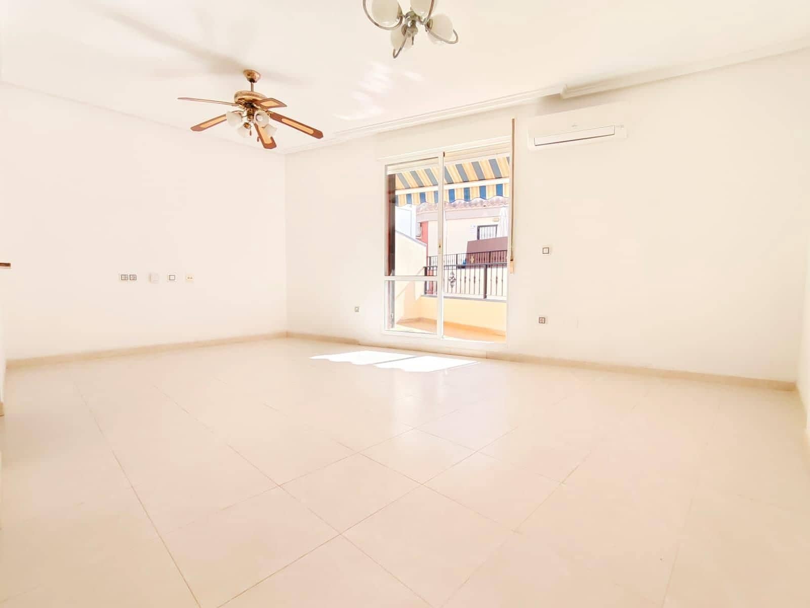 3 bedroom Semi-detached Villa for sale in Torrevieja with pool garage - € 189,000 (Ref: 10034899)