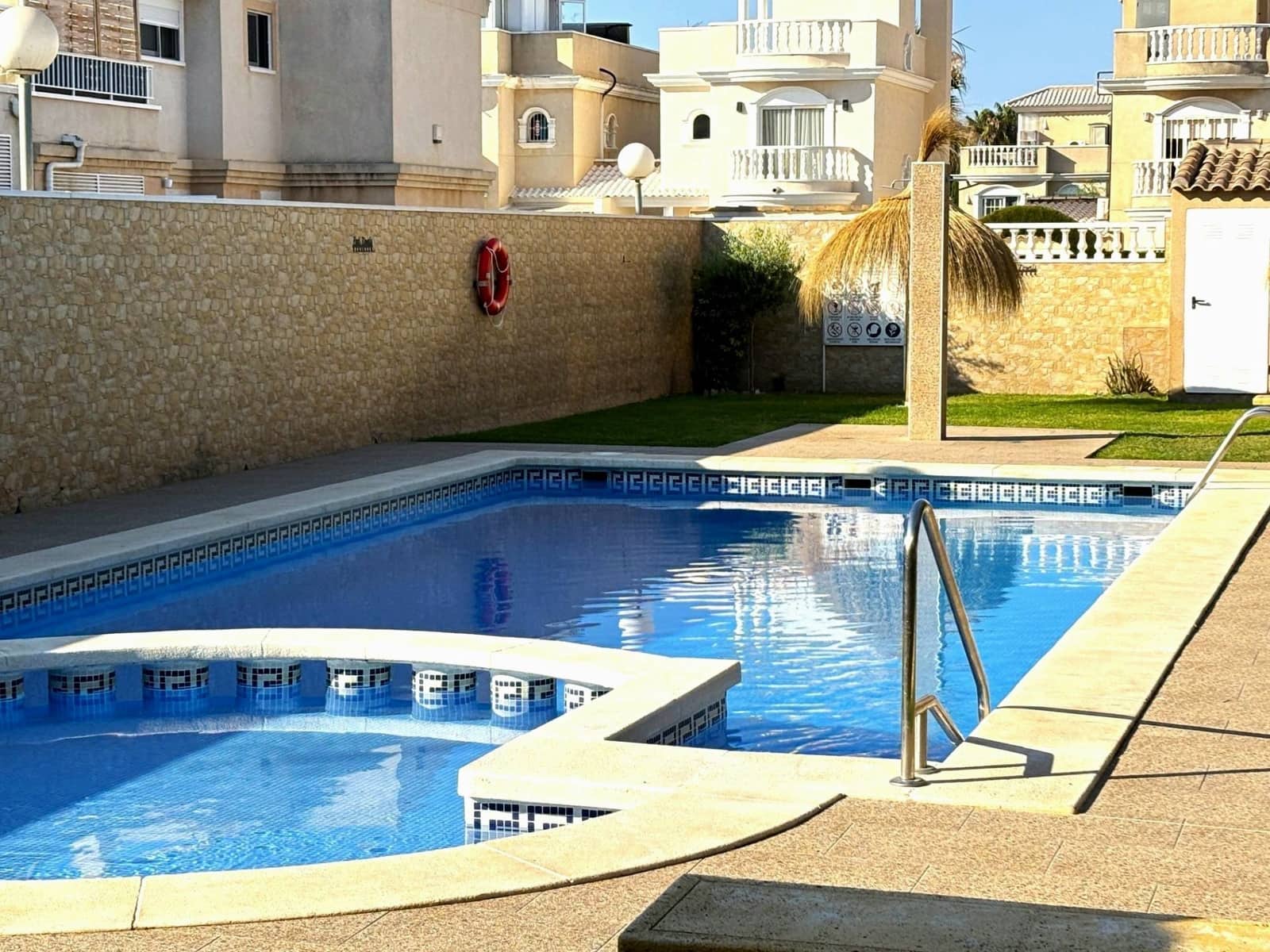 Pareado de 2 habitaciones en Torrevieja en venta con piscina - 150.000 € (Ref: 10048766)