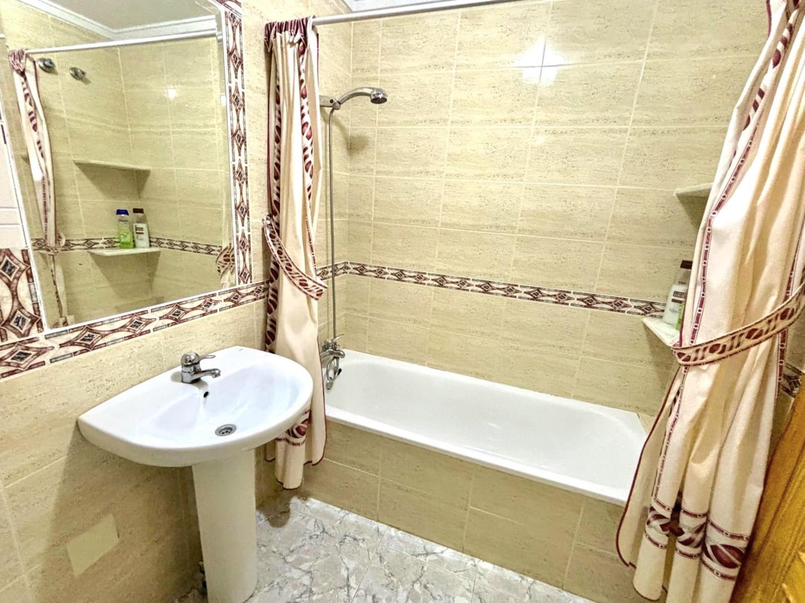 Pareado de 2 habitaciones en Torrevieja en venta con piscina - 150.000 € (Ref: 10048766)