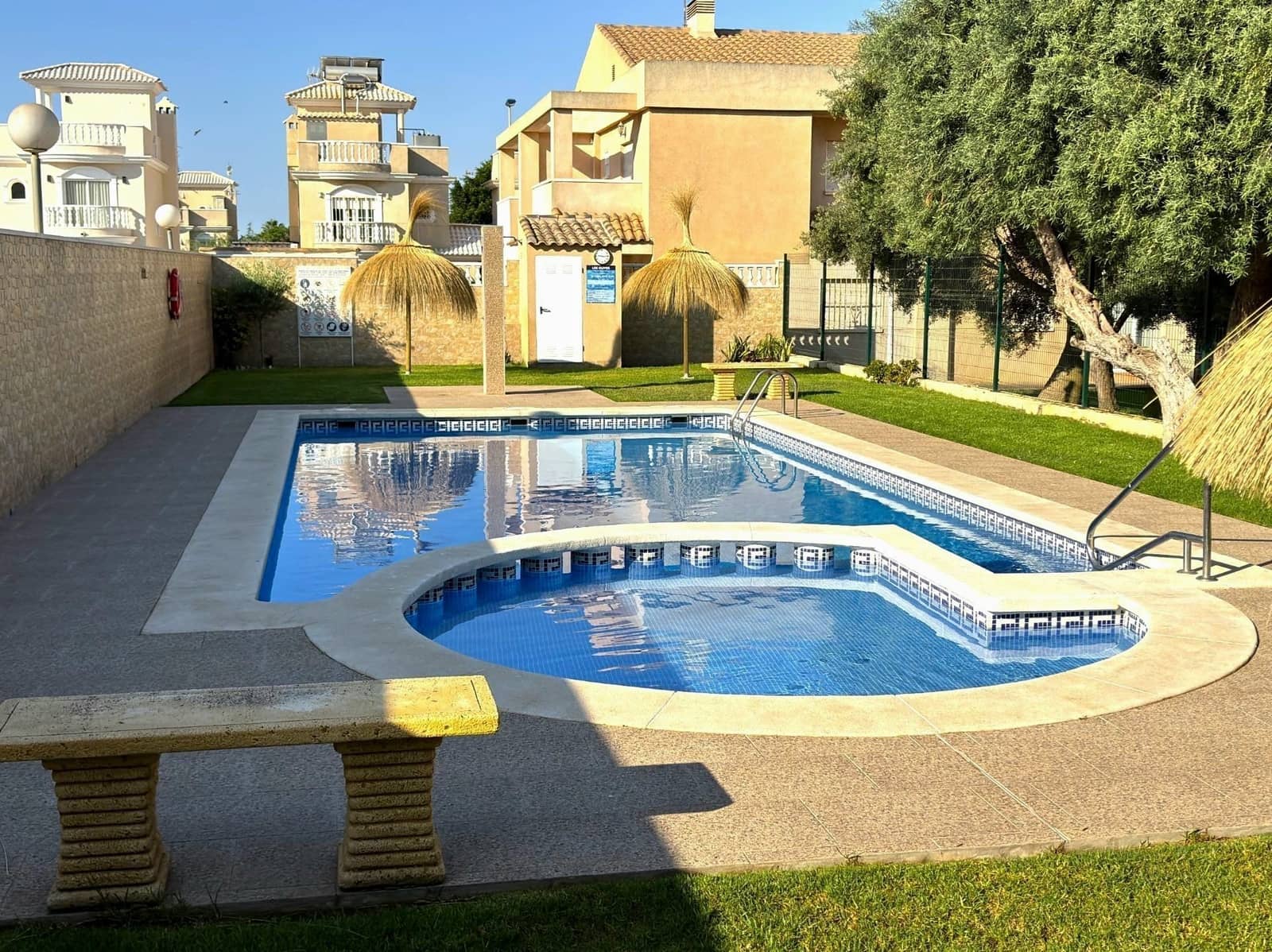 Pareado de 2 habitaciones en Torrevieja en venta con piscina - 150.000 € (Ref: 10048766)