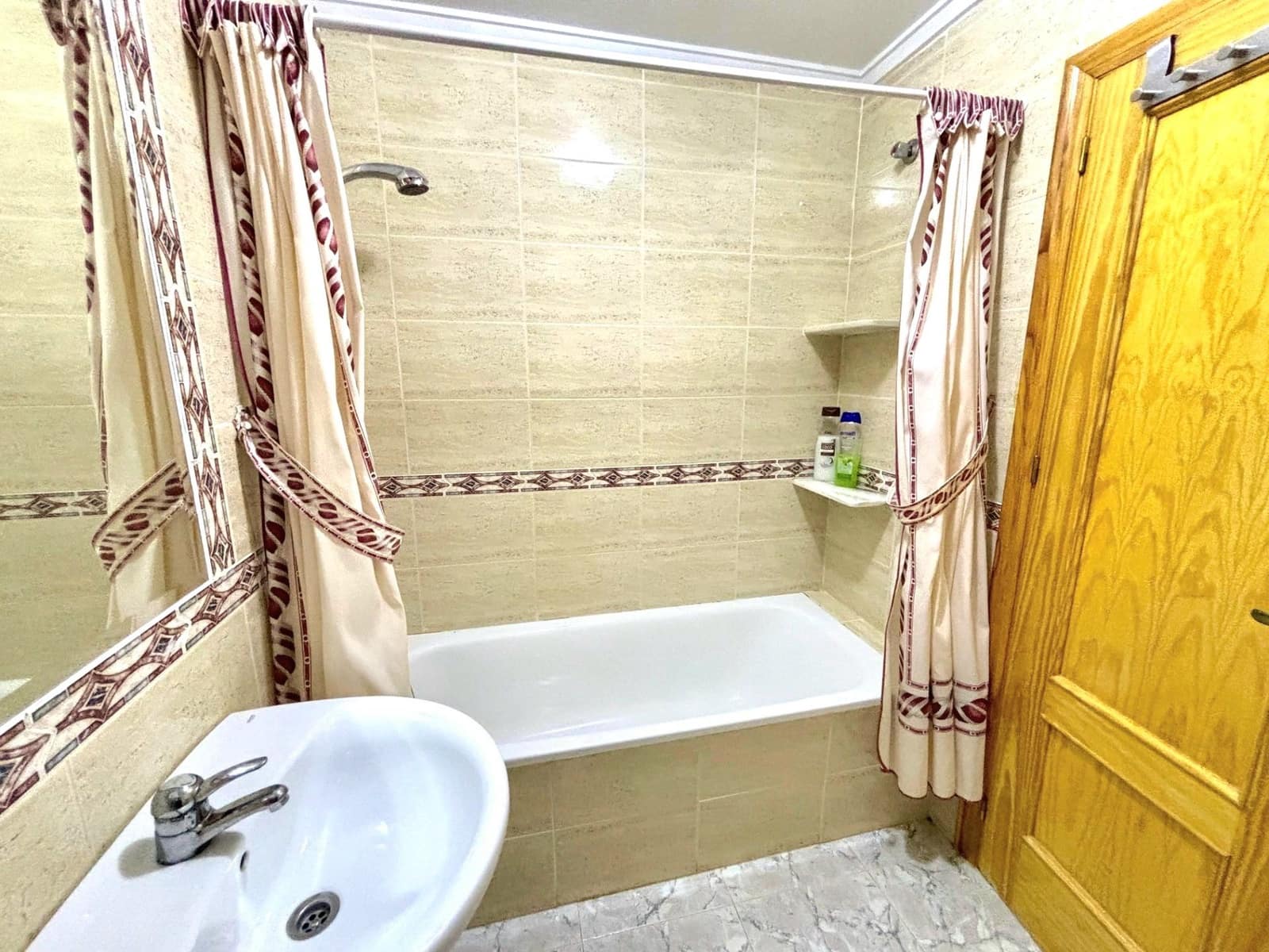 Pareado de 2 habitaciones en Torrevieja en venta con piscina - 150.000 € (Ref: 10048766)