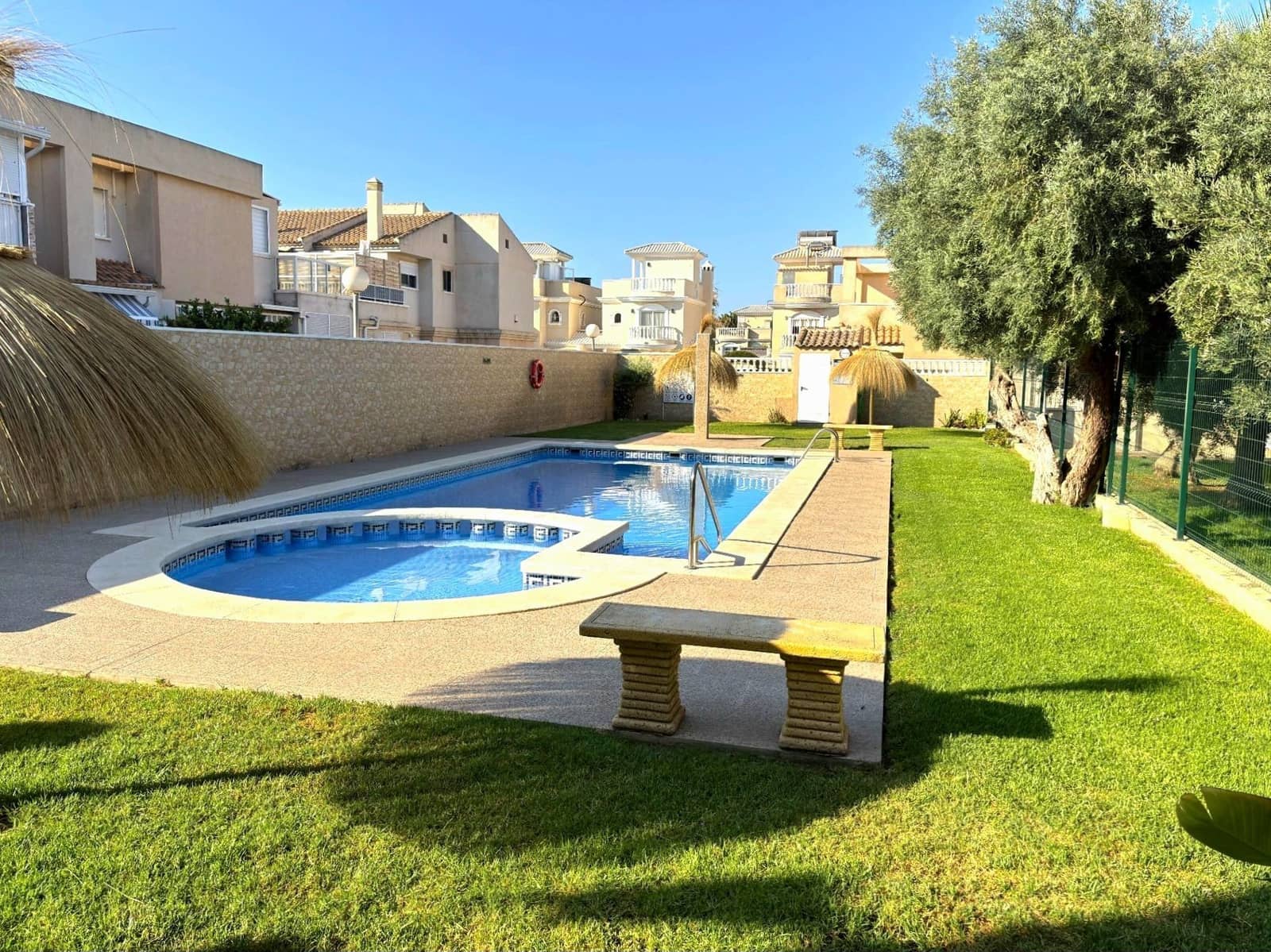 Pareado de 2 habitaciones en Torrevieja en venta con piscina - 150.000 € (Ref: 10048766)