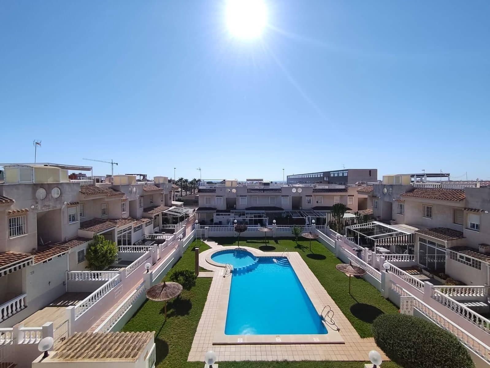 2 soveværelse Bungalow til salg i Torrevieja med swimmingpool - € 149.900 (Ref: 10054676)