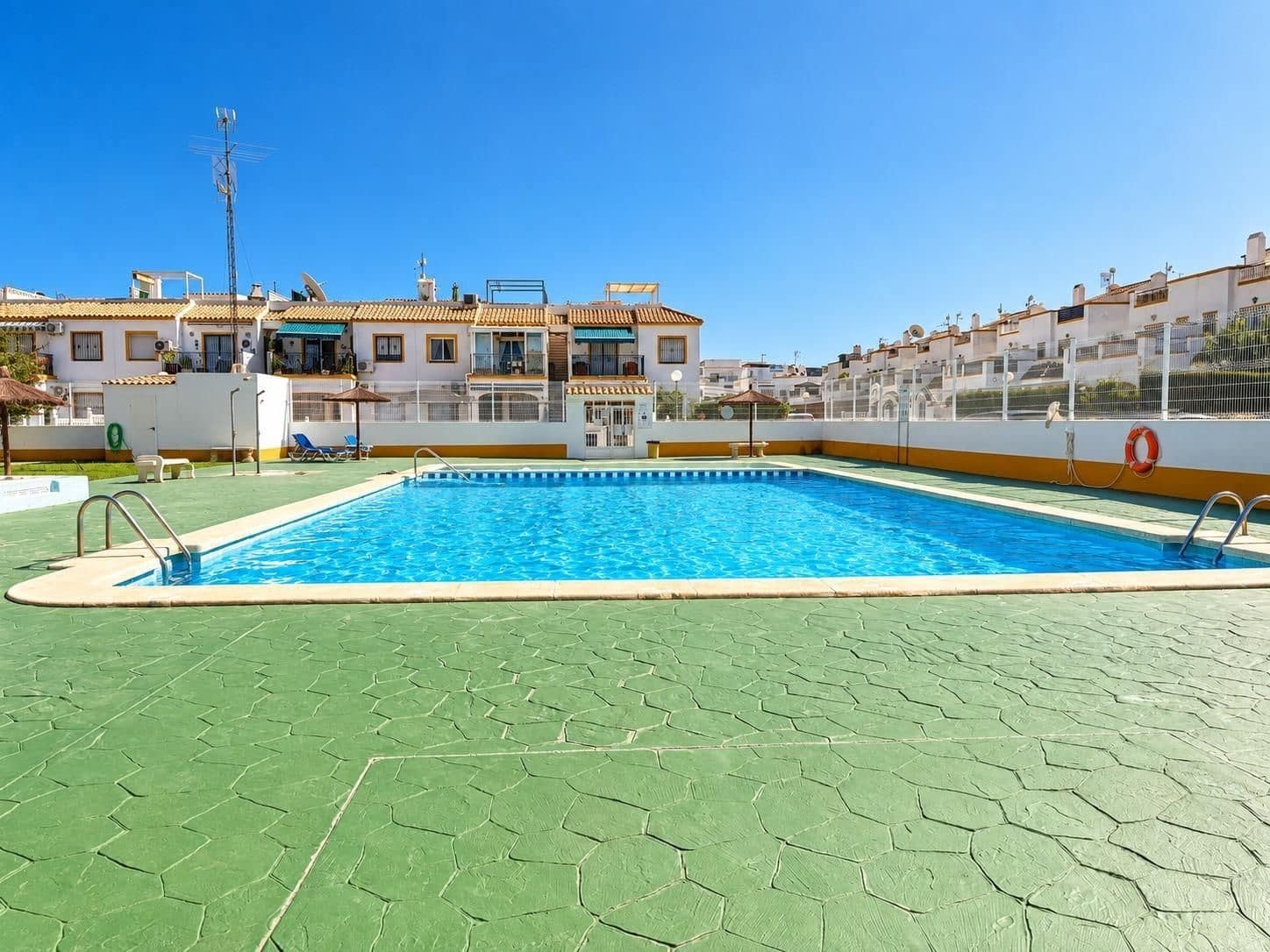 3 bedroom Semi-detached Villa for sale in Torrevieja with pool - € 239,900 (Ref: 10088853)
