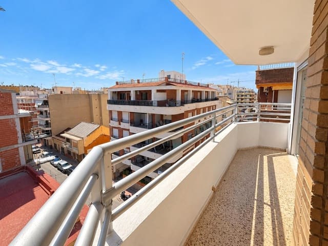 3 makuuhuone Kattohuoneisto myytävänä paikassa Las Piscinas Naturales, Torrevieja mukana 
autotalli - 219 900 € (Ref: 10088854)