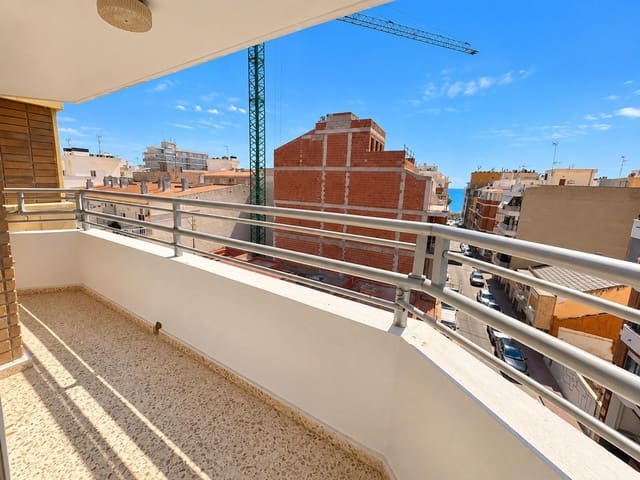 3 makuuhuone Kattohuoneisto myytävänä paikassa Las Piscinas Naturales, Torrevieja mukana 
autotalli - 219 900 € (Ref: 10088854)