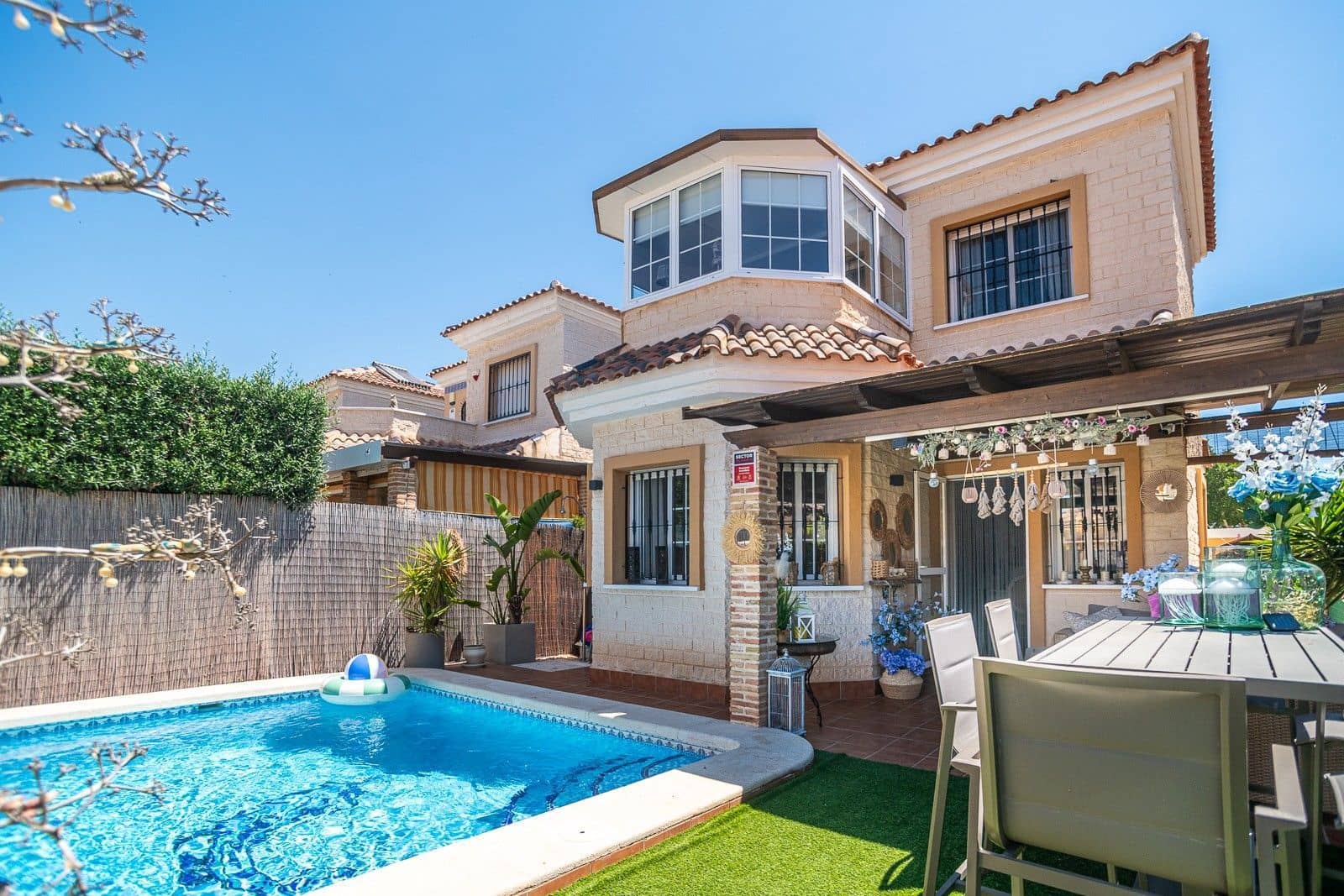 Chalet de 3 habitaciones en Guardamar del Segura en venta - 299.500 € (Ref: 10088855)