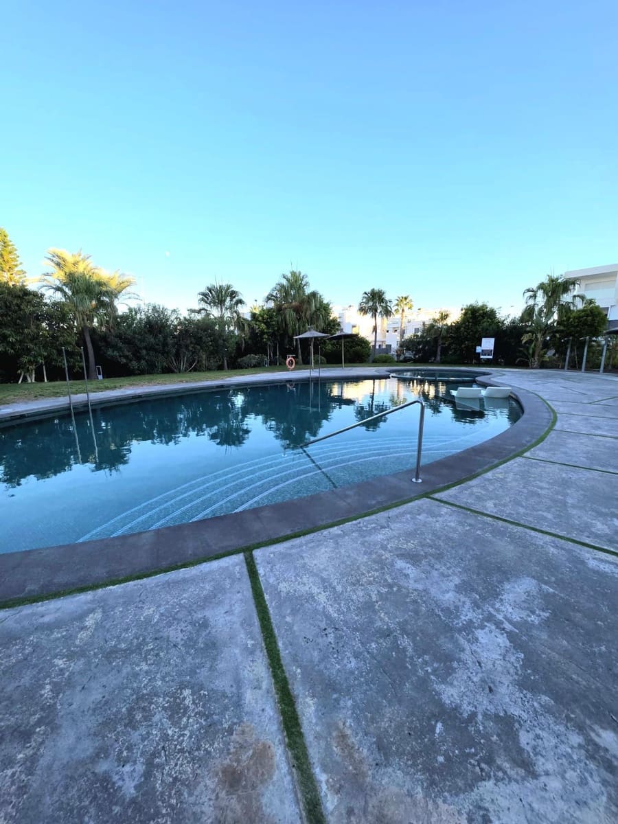 3 soverom Leilighet til leie i Torrevieja med svømmebasseng garasje - € 2 000 (Ref: 10097583)