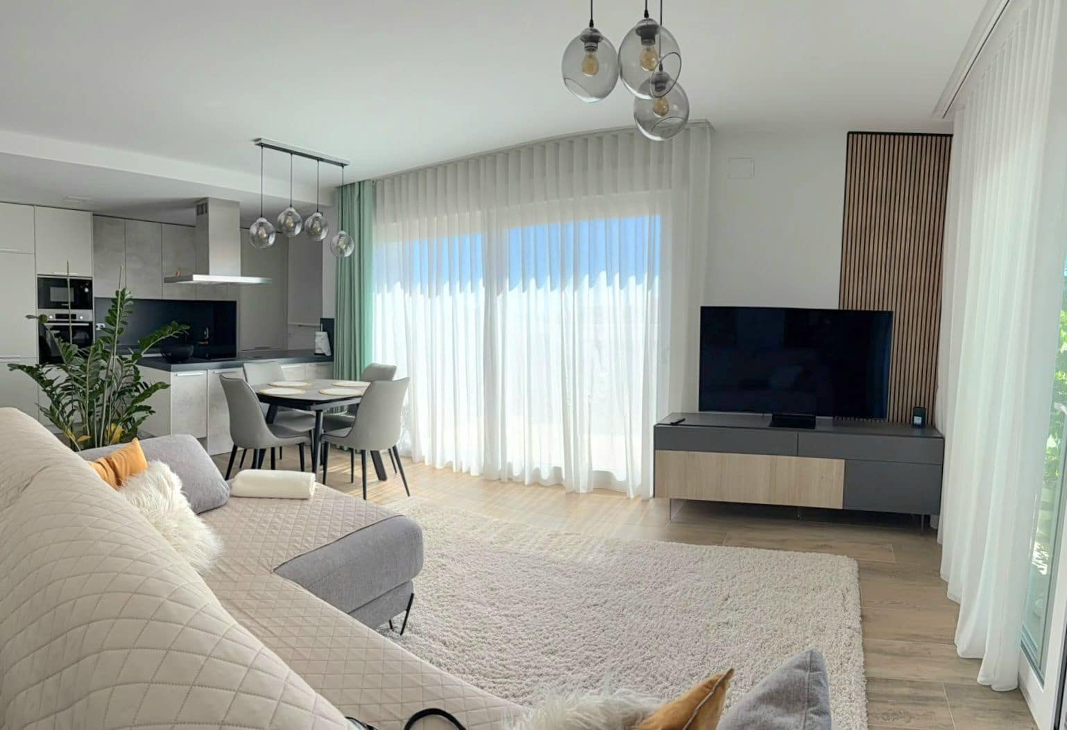 3 soverom Leilighet til leie i Torrevieja med svømmebasseng garasje - € 2 000 (Ref: 10097583)