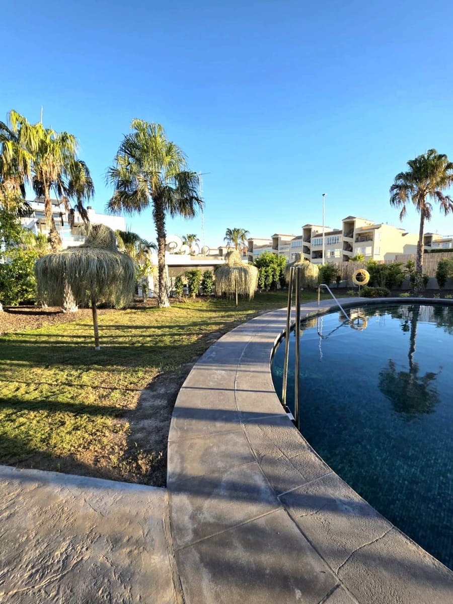 3 soverom Leilighet til leie i Torrevieja med svømmebasseng garasje - € 2 000 (Ref: 10097583)