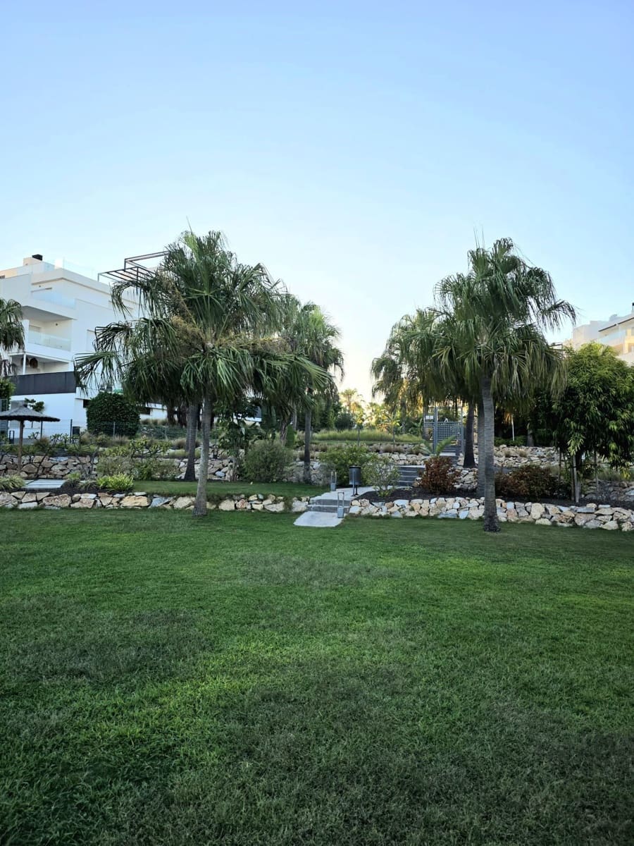 3 soverom Leilighet til leie i Torrevieja med svømmebasseng garasje - € 2 000 (Ref: 10097583)