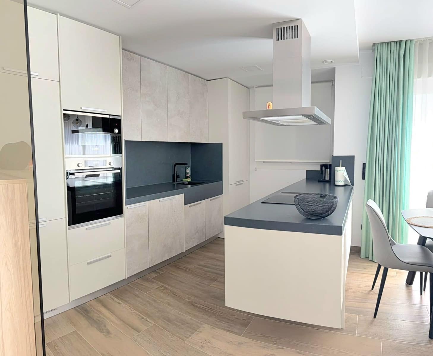 3 soverom Leilighet til leie i Torrevieja med svømmebasseng garasje - € 2 000 (Ref: 10097583)