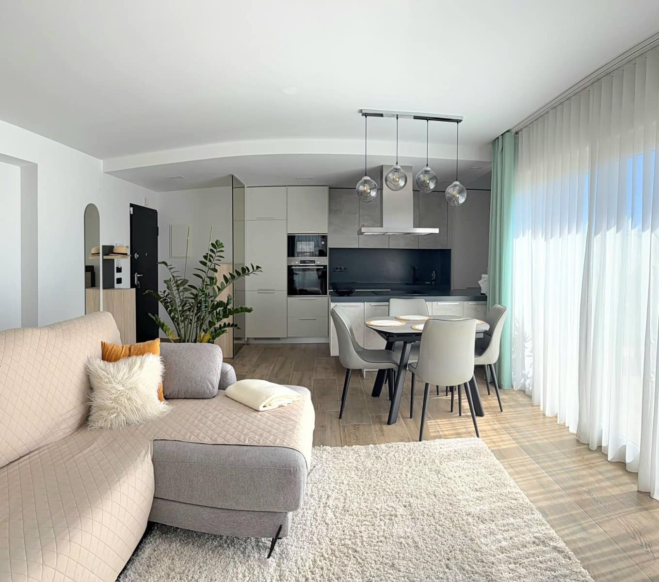 3 soverom Leilighet til leie i Torrevieja med svømmebasseng garasje - € 2 000 (Ref: 10097583)