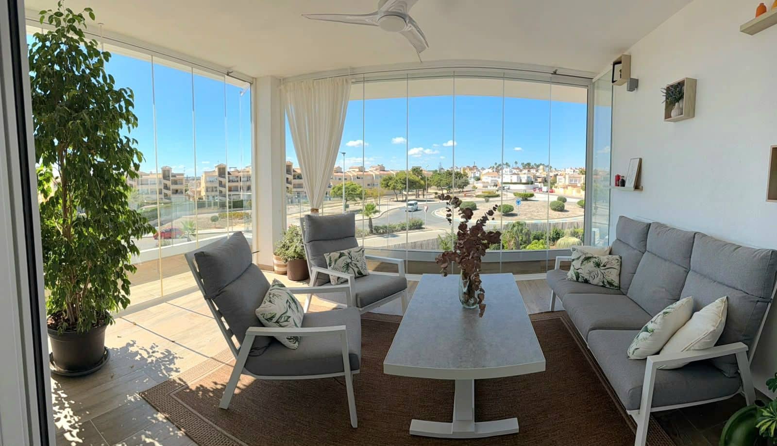 3 soverom Leilighet til leie i Torrevieja med svømmebasseng garasje - € 2 000 (Ref: 10097583)