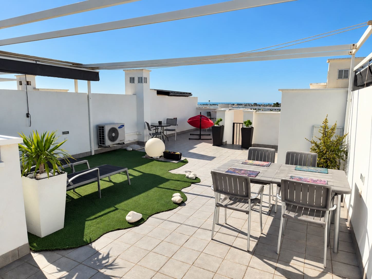 Bungalow de 2 habitaciones en Torrevieja en venta con piscina garaje - 231.000 € (Ref: 10141679)