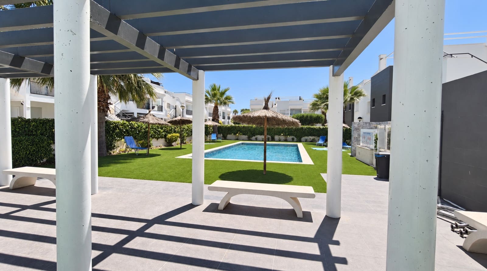 Bungalow de 2 habitaciones en Torrevieja en venta con piscina garaje - 231.000 € (Ref: 10141679)