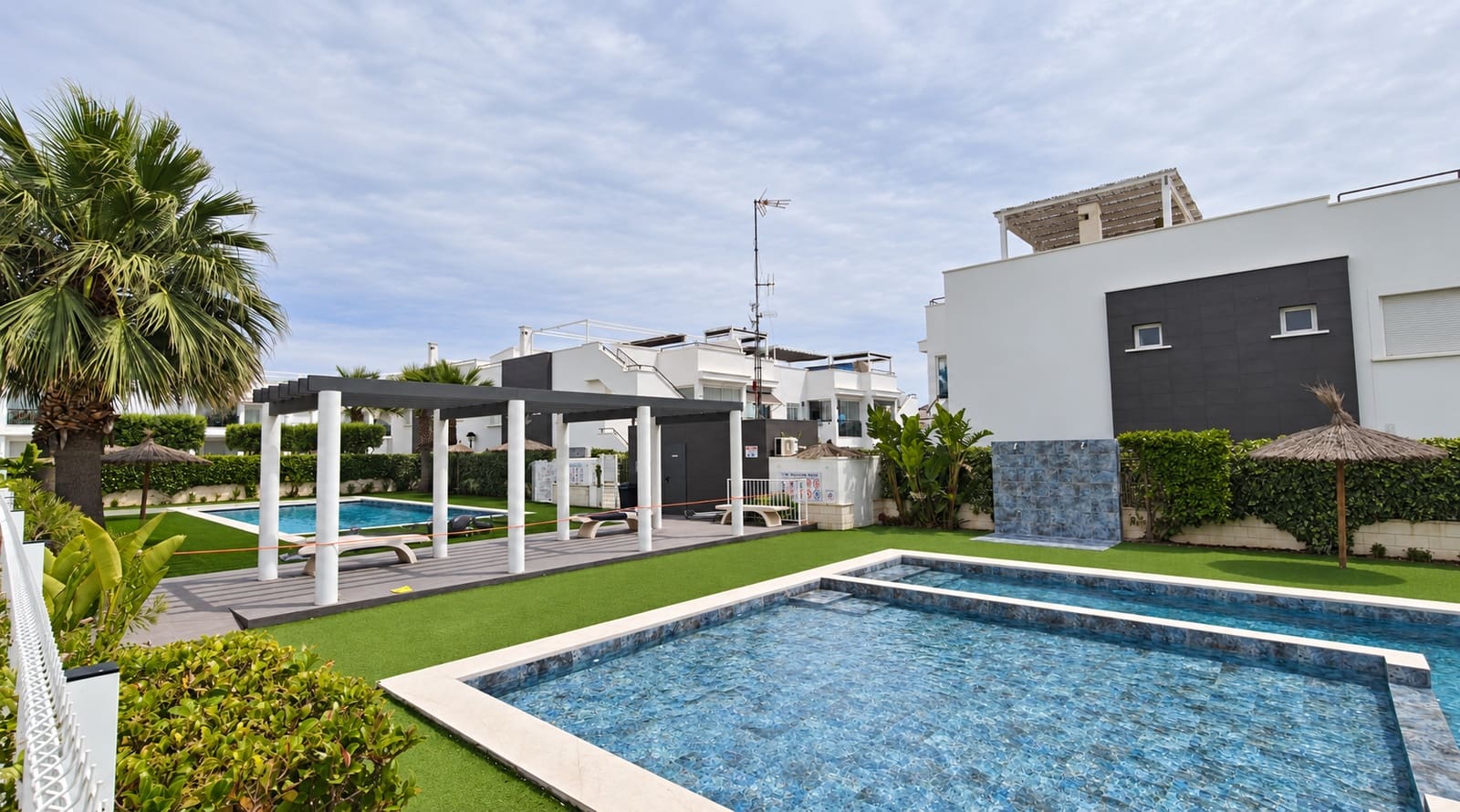 Bungalow de 2 habitaciones en Torrevieja en venta con piscina garaje - 231.000 € (Ref: 10141679)