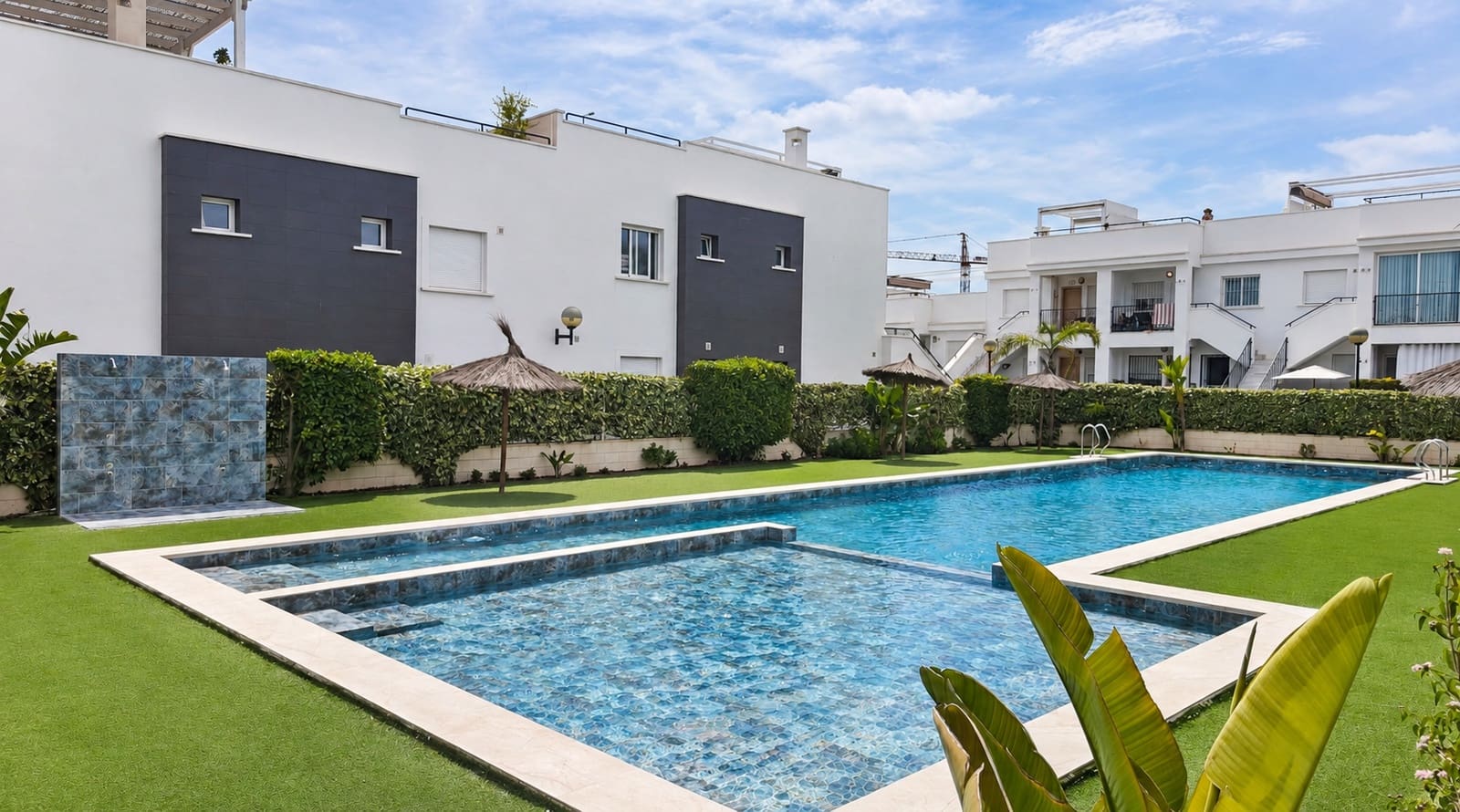 Bungalow de 2 habitaciones en Torrevieja en venta con piscina garaje - 231.000 € (Ref: 10141679)