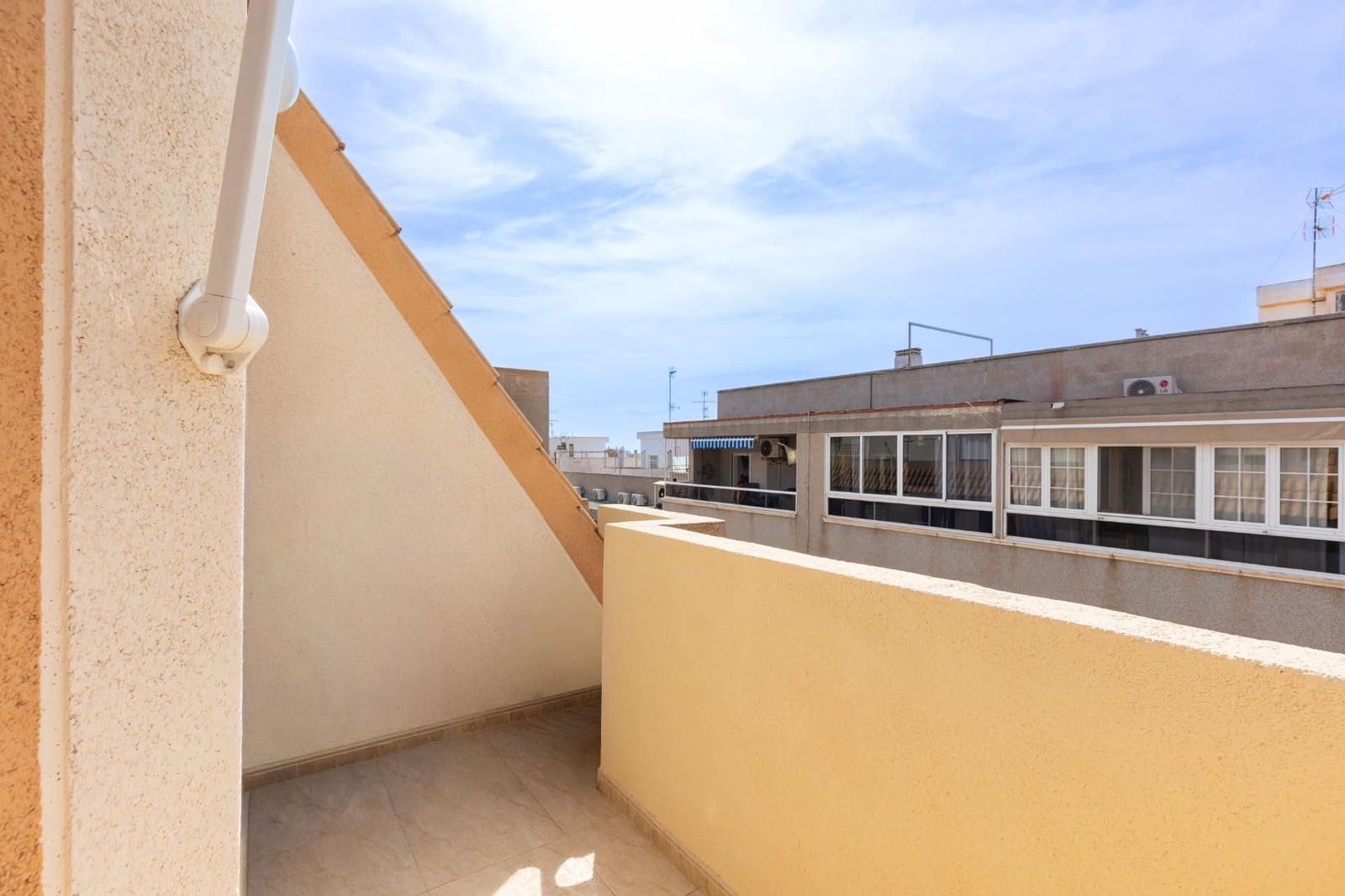3 chambre Penthouse à vendre à Torrevieja avec piscine - 189 000 € (Ref: 10157252)