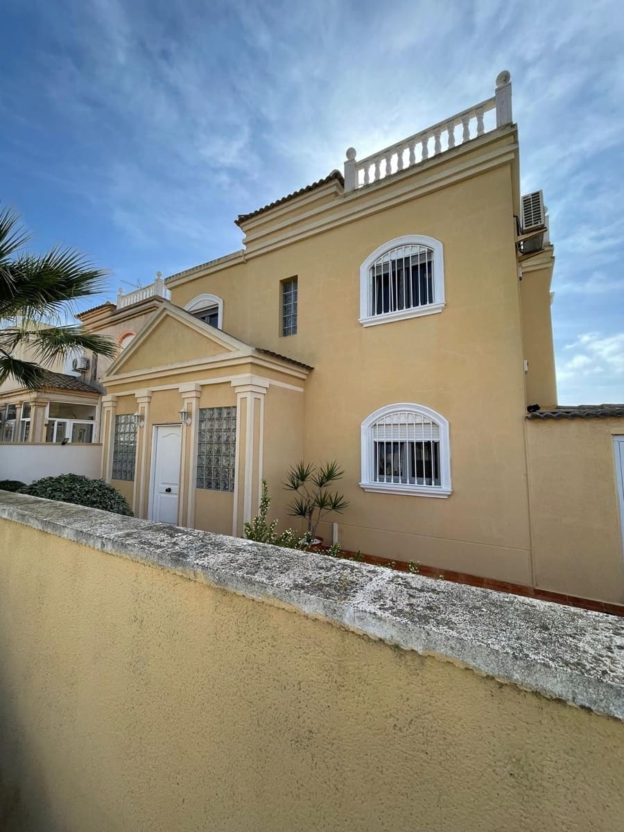 4 slaapkamer Villa te koop in Torrevieja met garage - € 399.000 (Ref: 9640684)