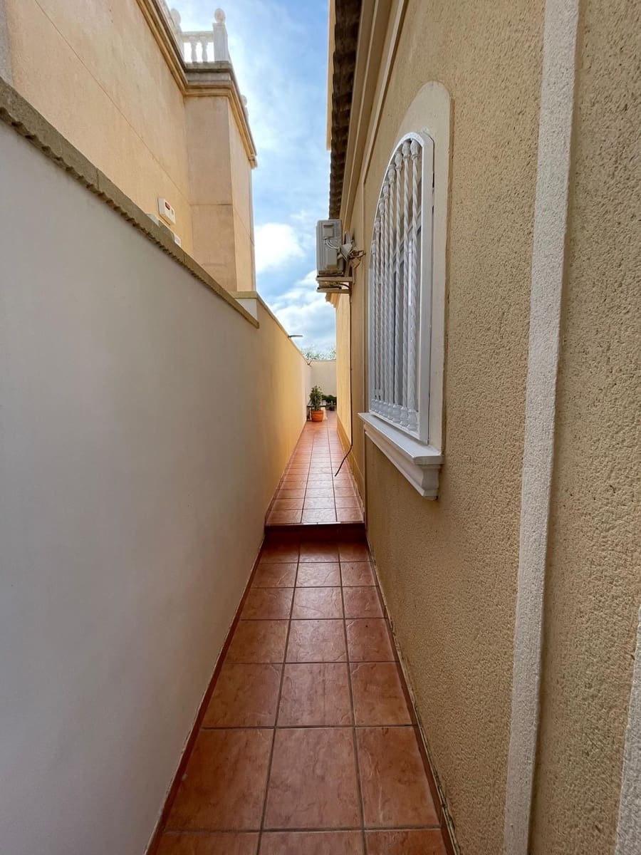 4 slaapkamer Villa te koop in Torrevieja met garage - € 399.000 (Ref: 9640684)