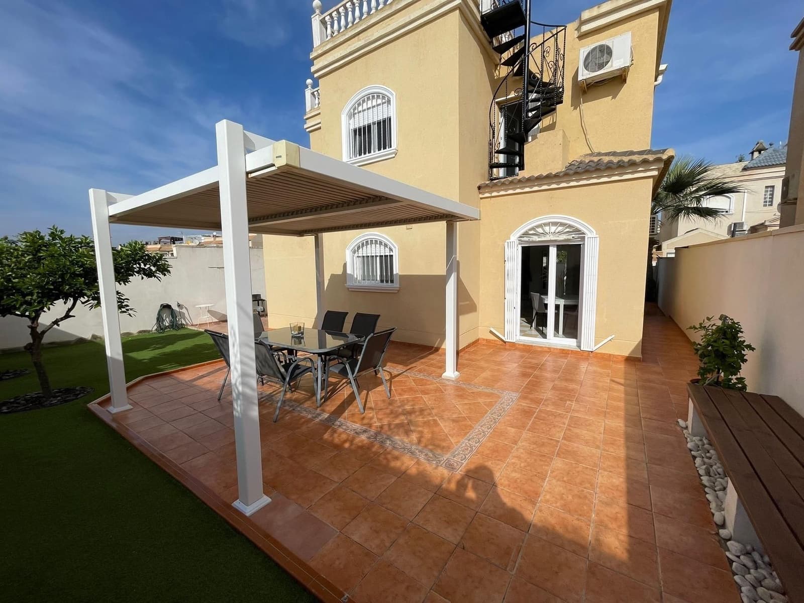 4 slaapkamer Villa te koop in Torrevieja met garage - € 399.000 (Ref: 9640684)