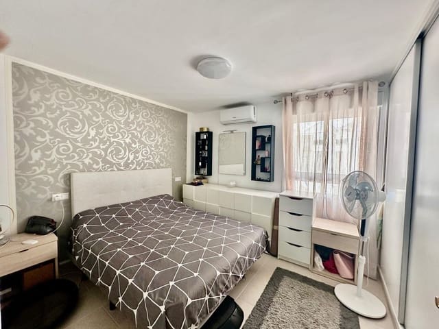 3 soverom Kjedet enebolig til salgs i Torrevieja med svømmebasseng - € 205 000 (Ref: 9640705)