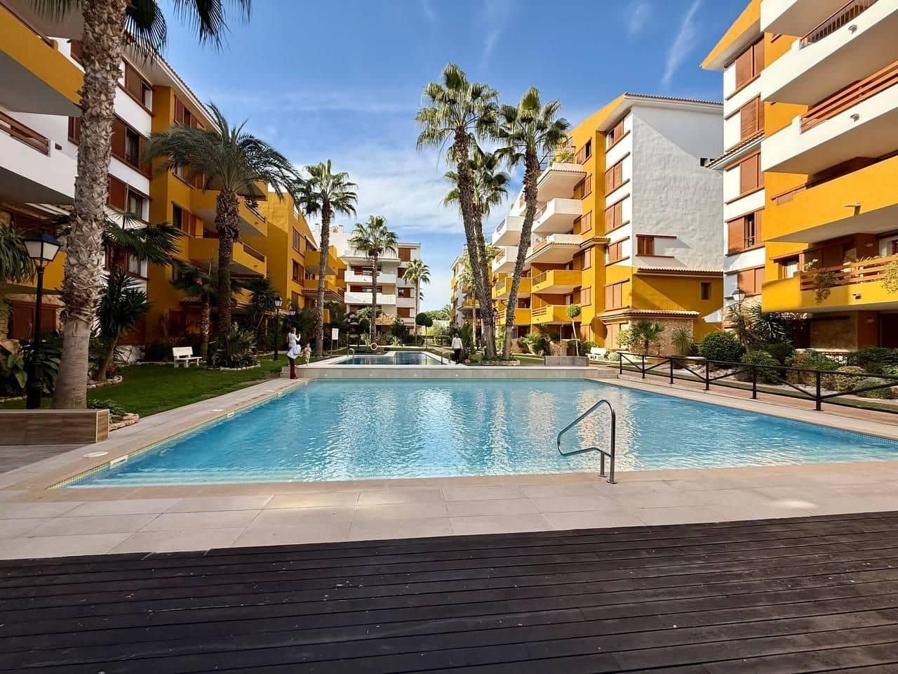 2 soveværelse Lejlighed til salg i Torrevieja med swimmingpool garage - € 259.900 (Ref: 9640707)
