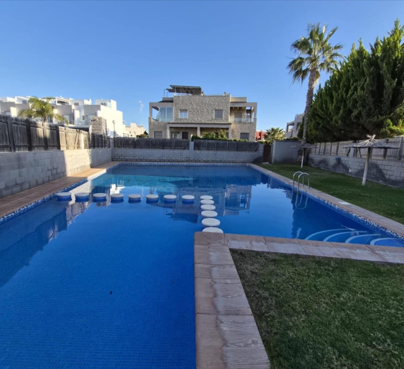 2 makuuhuone Huvila myytävänä paikassa Torrevieja mukana uima-altaan 
autotalli - 270 000 € (Ref: 9640715)