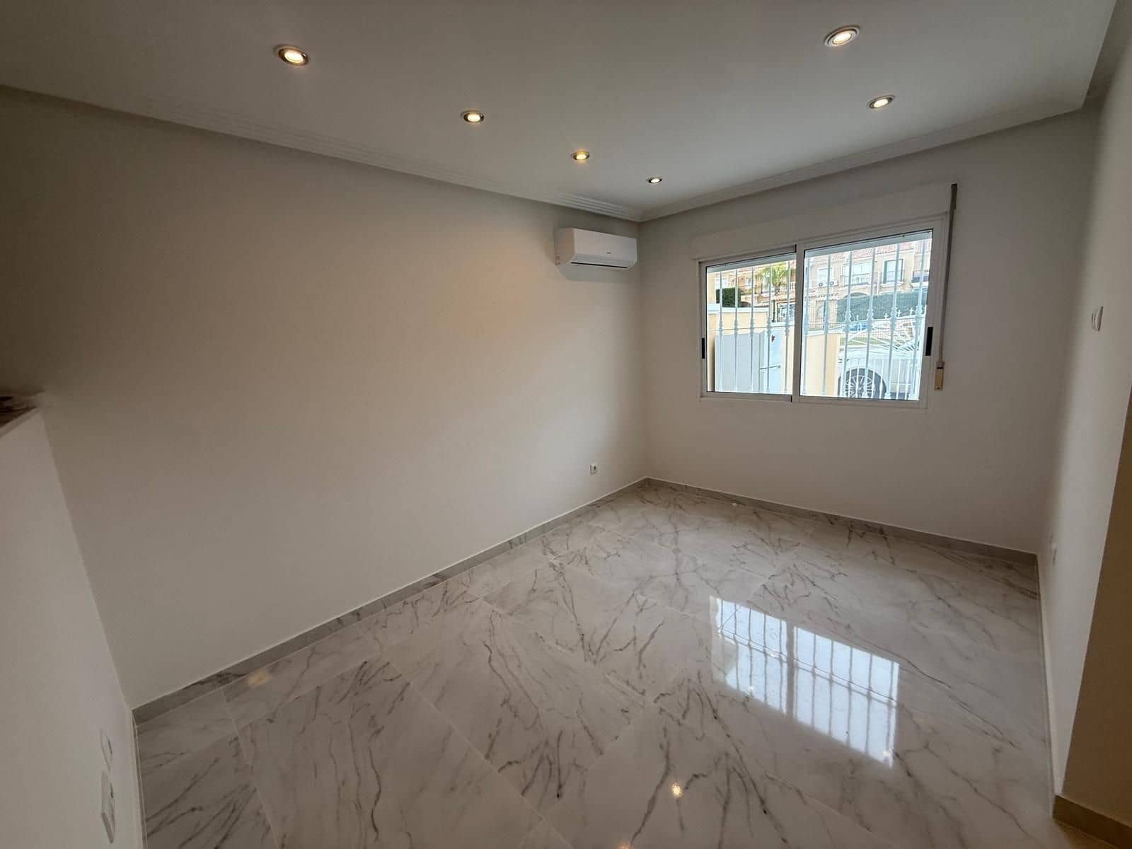 2 makuuhuone Omakotitalo myytävänä paikassa Torrevieja mukana uima-altaan 
autotalli - 199 800 € (Ref: 9640716)