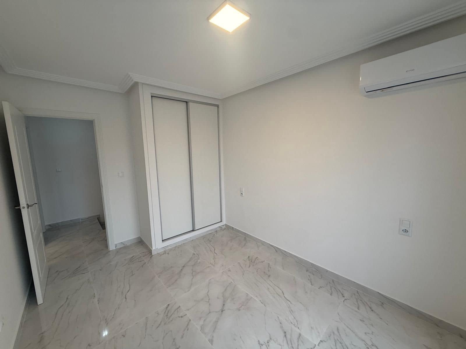 2 makuuhuone Omakotitalo myytävänä paikassa Torrevieja mukana uima-altaan 
autotalli - 199 800 € (Ref: 9640716)