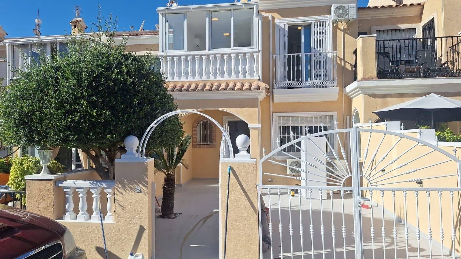 2 makuuhuone Omakotitalo myytävänä paikassa Torrevieja mukana uima-altaan 
autotalli - 199 800 € (Ref: 9640716)